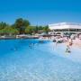 Chorvátsko - pláž v areáli Solaris Hotels resort nahlad