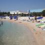 Chorvátsko - pláž v areáli Solaris Hotels resort nahlad